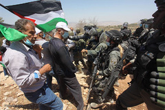 یورش نظامیان صهیونیست به تظاهرات فلسطینیان علیه شهرک‌سازی در شهرک «عصیره» استان نابلس کرانه باختری 