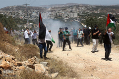 یورش نظامیان صهیونیست به تظاهرات فلسطینیان علیه شهرک‌سازی در شهرک «عصیره» استان نابلس کرانه باختری 