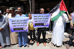 تظاهرات اعتراض آمیز مسلمانان غزه به بسته شدن مصلای «باب الرحمة» مسجدالاقصی توسط رژیم صهیونیستی