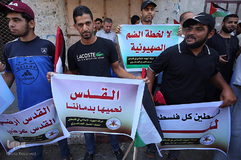 تظاهرات اعتراض آمیز مسلمانان غزه به بسته شدن مصلای «باب الرحمة» مسجدالاقصی توسط رژیم صهیونیستی