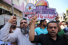 تظاهرات اعتراض آمیز مسلمانان غزه به بسته شدن مصلای «باب الرحمة» مسجدالاقصی توسط رژیم صهیونیستی