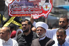 تظاهرات اعتراض آمیز مسلمانان غزه به بسته شدن مصلای «باب الرحمة» مسجدالاقصی توسط رژیم صهیونیستی