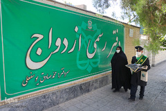 هدیه خادمان حرم شاهچراغ به زوج ها در روز ازدواج