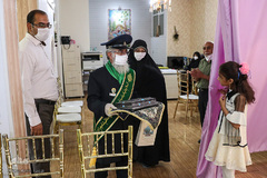 هدیه خادمان حرم شاهچراغ به زوج ها در روز ازدواج