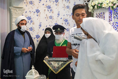 هدیه خادمان حرم شاهچراغ به زوج ها در روز ازدواج