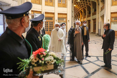 هدیه خادمان حرم شاهچراغ به زوج ها در روز ازدواج