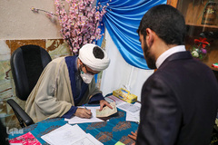 هدیه خادمان حرم شاهچراغ به زوج ها در روز ازدواج