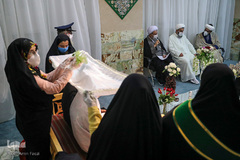 هدیه خادمان حرم شاهچراغ به زوج ها در روز ازدواج