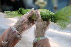 هدیه خادمان حرم شاهچراغ به زوج ها در روز ازدواج