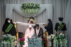 هدیه خادمان حرم شاهچراغ به زوج ها در روز ازدواج