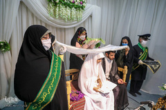 هدیه خادمان حرم شاهچراغ به زوج ها در روز ازدواج