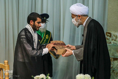 هدیه خادمان حرم شاهچراغ به زوج ها در روز ازدواج