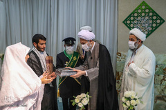 هدیه خادمان حرم شاهچراغ به زوج ها در روز ازدواج