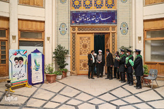 هدیه خادمان حرم شاهچراغ به زوج ها در روز ازدواج