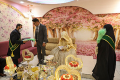 هدیه خادمان حرم شاهچراغ به زوج ها در روز ازدواج