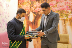 هدیه خادمان حرم شاهچراغ به زوج ها در روز ازدواج