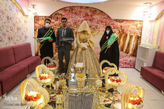 هدیه خادمان حرم شاهچراغ به زوج ها در روز ازدواج