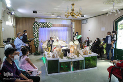 هدیه خادمان حرم شاهچراغ به زوج ها در روز ازدواج