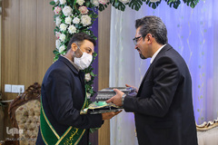 هدیه خادمان حرم شاهچراغ به زوج ها در روز ازدواج