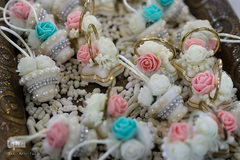 هدیه خادمان حرم شاهچراغ به زوج ها در روز ازدواج