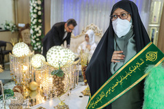 هدیه خادمان حرم شاهچراغ به زوج ها در روز ازدواج