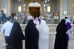 هدیه خادمان حرم شاهچراغ به زوج ها در روز ازدواج