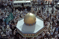 مراسم برائت از مشرکین زائرین ایرانی بیت الله الحرام پیش از شهادت به دست جنایتکاران سعودی در سال ۶۶