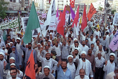 مراسم برائت از مشرکین زائرین ایرانی بیت الله الحرام پیش از شهادت به دست جنایتکاران سعودی در سال ۶۶