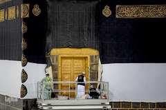 مسجدالحرام در نخستین روز آغاز مناسک حج امسال، شامگاه گذشته شاهد تعویض پرده مقدس کعبه بود.