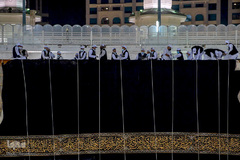 مسجدالحرام در نخستین روز آغاز مناسک حج امسال، شامگاه گذشته شاهد تعویض پرده مقدس کعبه بود.