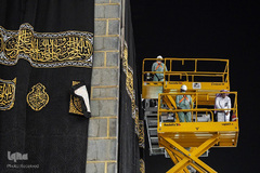 مسجدالحرام در نخستین روز آغاز مناسک حج امسال، شامگاه گذشته شاهد تعویض پرده مقدس کعبه بود.