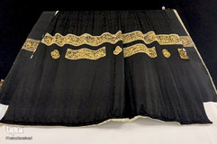 مسجدالحرام در نخستین روز آغاز مناسک حج امسال، شامگاه گذشته شاهد تعویض پرده مقدس کعبه بود.