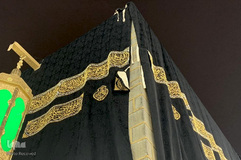 مسجدالحرام در نخستین روز آغاز مناسک حج امسال، شامگاه گذشته شاهد تعویض پرده مقدس کعبه بود.