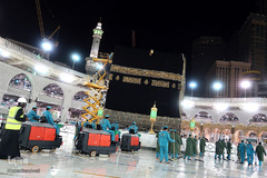 مسجدالحرام در نخستین روز آغاز مناسک حج امسال، شامگاه گذشته شاهد تعویض پرده مقدس کعبه بود.