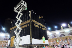 مسجدالحرام در نخستین روز آغاز مناسک حج امسال، شامگاه گذشته شاهد تعویض پرده مقدس کعبه بود.