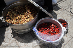 توزیع ۲۰۰۰پرس غذای گرم میان خانواده های محروم و حاشیه نشین تهران و ورامین توسط موسسه خیریه شهدای مدافع حرم استان تهران