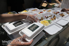 توزیع ۲۰۰۰پرس غذای گرم میان خانواده های محروم و حاشیه نشین تهران و ورامین توسط موسسه خیریه شهدای مدافع حرم استان تهران