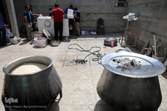 توزیع ۲۰۰۰پرس غذای گرم میان خانواده های محروم و حاشیه نشین تهران و ورامین توسط موسسه خیریه شهدای مدافع حرم استان تهران