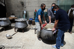 توزیع ۲۰۰۰پرس غذای گرم میان خانواده های محروم و حاشیه نشین تهران و ورامین توسط موسسه خیریه شهدای مدافع حرم استان تهران