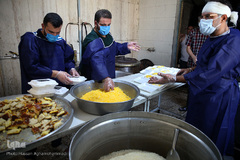 توزیع ۲۰۰۰پرس غذای گرم میان خانواده های محروم و حاشیه نشین تهران و ورامین توسط موسسه خیریه شهدای مدافع حرم استان تهران