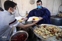 توزیع ۲۰۰۰پرس غذای گرم میان خانواده های محروم و حاشیه نشین تهران و ورامین توسط موسسه خیریه شهدای مدافع حرم استان تهران