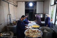 توزیع ۲۰۰۰پرس غذای گرم میان خانواده های محروم و حاشیه نشین تهران و ورامین توسط موسسه خیریه شهدای مدافع حرم استان تهران