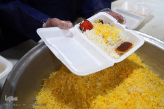 توزیع ۲۰۰۰پرس غذای گرم میان خانواده های محروم و حاشیه نشین تهران و ورامین توسط موسسه خیریه شهدای مدافع حرم استان تهران