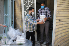 توزیع ۲۰۰۰پرس غذای گرم میان خانواده های محروم و حاشیه نشین تهران و ورامین توسط موسسه خیریه شهدای مدافع حرم استان تهران