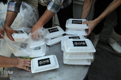 توزیع ۲۰۰۰پرس غذای گرم میان خانواده های محروم و حاشیه نشین تهران و ورامین توسط موسسه خیریه شهدای مدافع حرم استان تهران