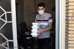 توزیع ۲۰۰۰پرس غذای گرم میان خانواده های محروم و حاشیه نشین تهران و ورامین توسط موسسه خیریه شهدای مدافع حرم استان تهران