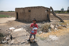 توزیع ۲۰۰۰پرس غذای گرم میان خانواده های محروم و حاشیه نشین تهران و ورامین توسط موسسه خیریه شهدای مدافع حرم استان تهران