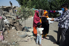 توزیع ۲۰۰۰پرس غذای گرم میان خانواده های محروم و حاشیه نشین تهران و ورامین توسط موسسه خیریه شهدای مدافع حرم استان تهران