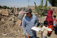 توزیع ۲۰۰۰پرس غذای گرم میان خانواده های محروم و حاشیه نشین تهران و ورامین توسط موسسه خیریه شهدای مدافع حرم استان تهران