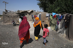 توزیع ۲۰۰۰پرس غذای گرم میان خانواده های محروم و حاشیه نشین تهران و ورامین توسط موسسه خیریه شهدای مدافع حرم استان تهران